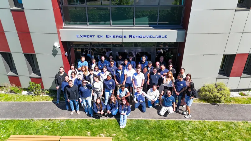 L'équipe HM Group devant ses locaux