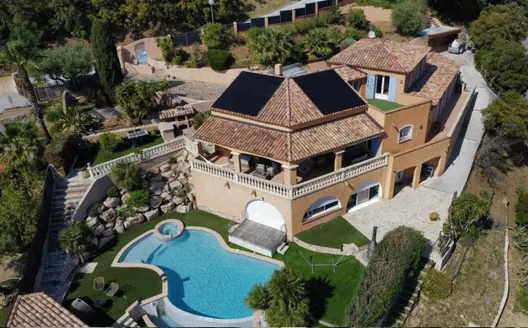 Maison équipée de panneaux photovoltaïques en toiture